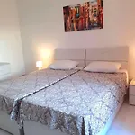 Nr41 - Village Centre - Steps From The Sea, Restaurants, Shops And Amenities *