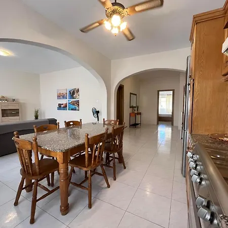 Nr41 - Close To Village Centre, Promenade, Shops & Restaurants Apartment