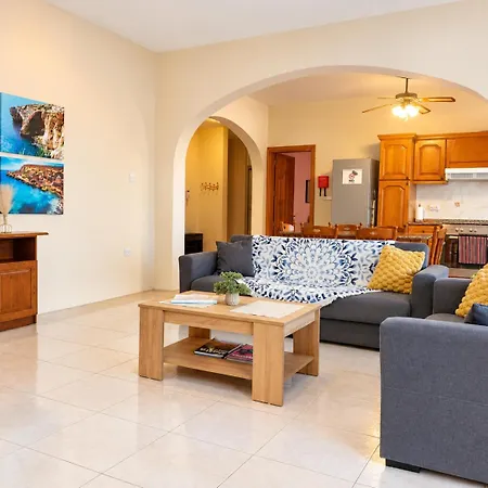 Nr41 - Village Centre - Steps From The Sea, Restaurants, Shops And Amenities