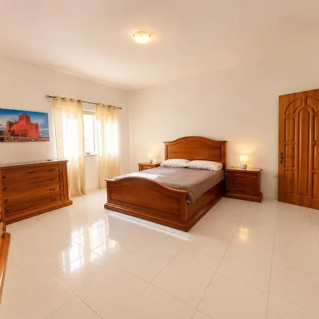 Nr41 - Village Centre - Steps From The Sea, Restaurants, Shops And Amenities