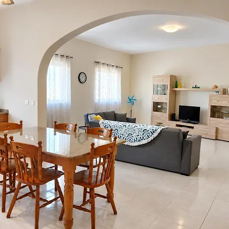 Nr41 - Village Centre - Steps From The Sea, Restaurants, Shops And Amenities