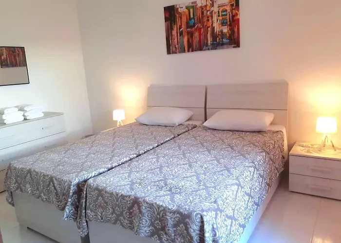 Nr41 - Close To Village Centre, Promenade, Shops & Restaurants *